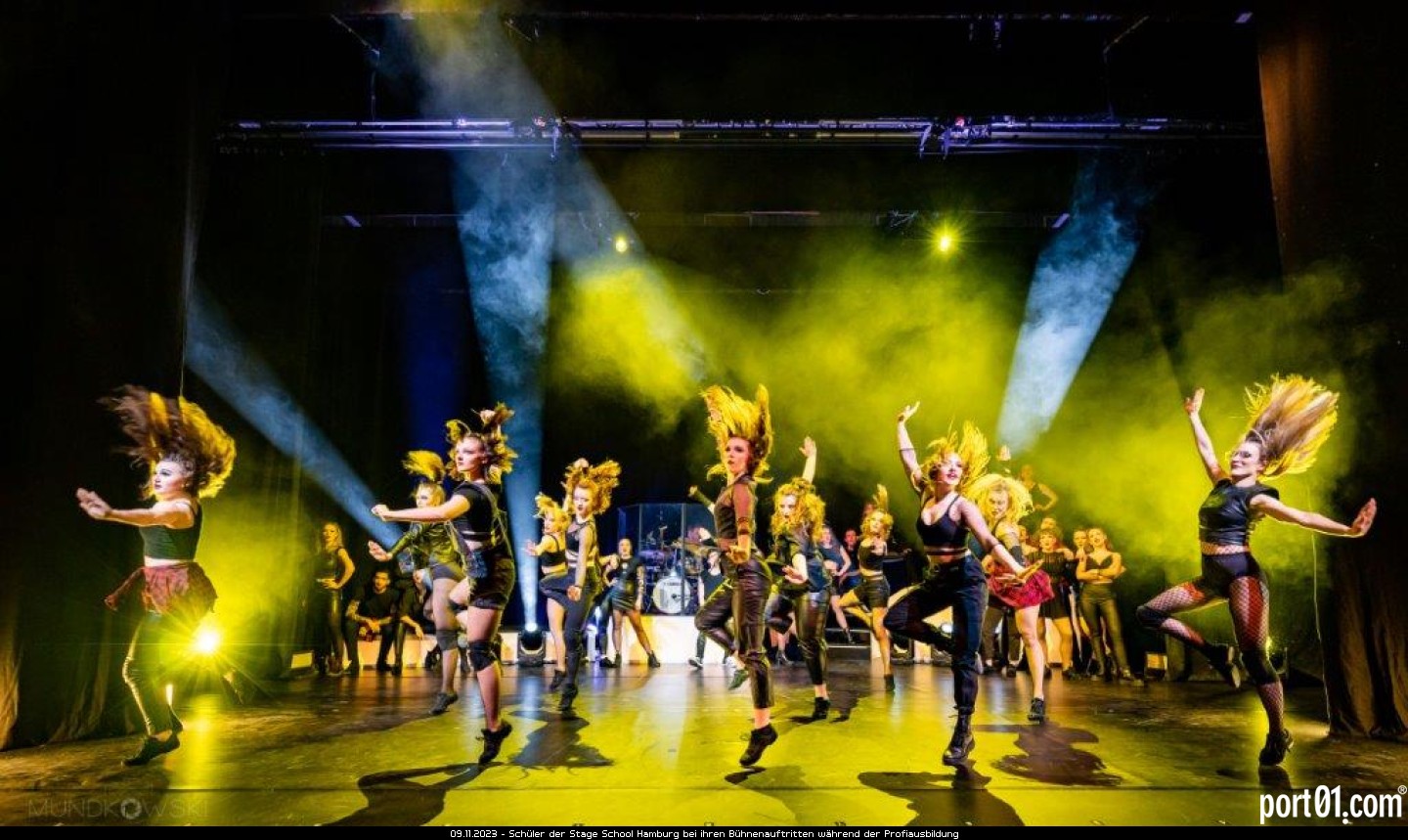 Schüler der Stage School Hamburg bei ihren Bühnenauftritten während der Profiausbildung